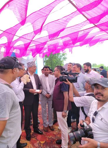 नेपाल सरकारका माननीय उपप्रधानमन्त्री एवं अर्थमन्त्री बिष्णु प्रसाद पौडेल साथमा यस कम्पनिको निर्देशक सुन्दर कार्की 