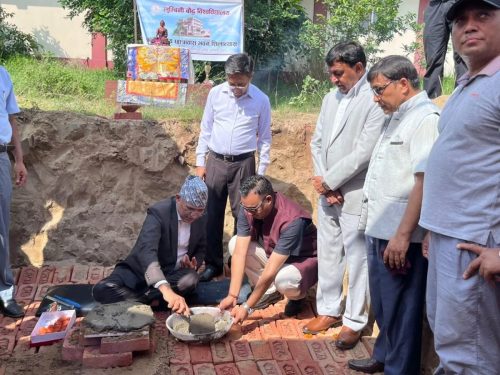लुम्बिनी बौद्ध विश्वविधालय अन्तर्राष्ट्रिय छात्रावास भवन शिलान्यास गर्नुहुदै माननीय उप(प्रधानमन्त्री एवं अर्थमन्त्री बिष्णु प्रसाद पौडेल साथमा यस कम्पनिको निर्देशक सुन्दर कार्की