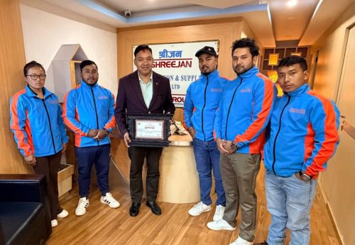 श्रीजन कन्स्ट्रक्सन एण्ड सप्लायर्स प्रा.लि का संचालक श्री सुन्दर कार्की र कर्मचारीहरु             